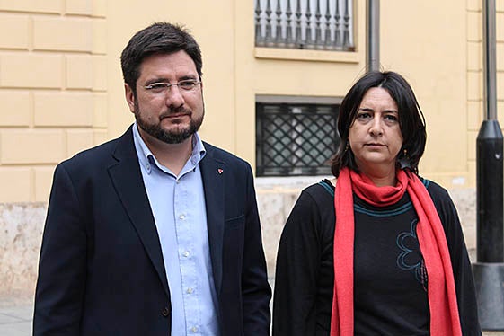La diputada provincial d'EUPV, Rosa Pérez Garijo, i del candidat d'EUPV a la Presidència de la Generalitat, Ignacio Blanco, que han comparegut aquest matí.