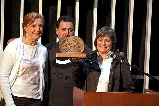 Helena Montllor, filla d'Ovidi Montllor (a la dreta) rep una escultura commemorativa de Francesc Mompó i l'autora de l'escultura Cristina Guzmán.