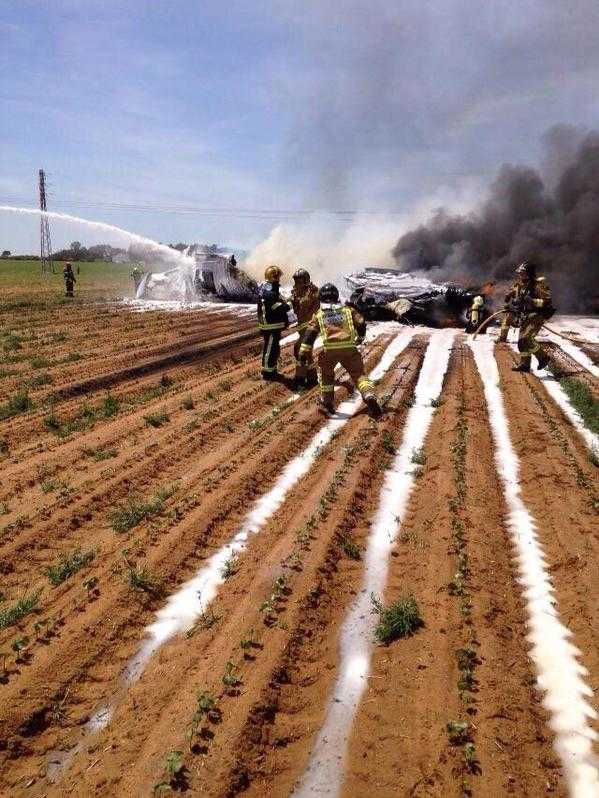 Efectius dels Bombers de Sevilla treballant en l'accident d'un Airbus prop de l'aeroport de San Pablo.