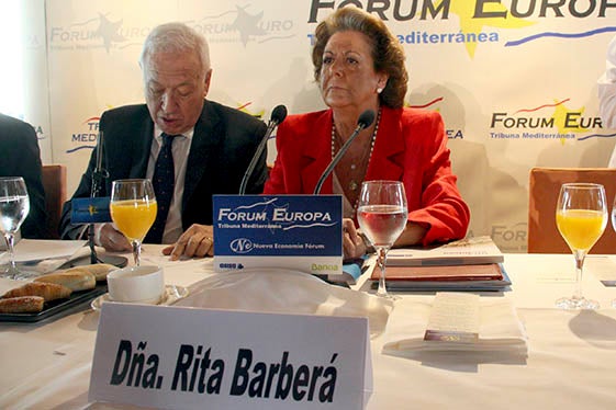 Rita Barberá, a la taula d'intervencions amb el ministre d'Exteriors José Manuel García Margallo abans d'intervenir en el Fòrum Europa d'aquest dimecres a València.