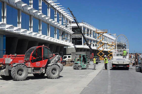 Obres a la Marina Real de València. L'empresari Juan Roig hi està construint una escola de negocis.