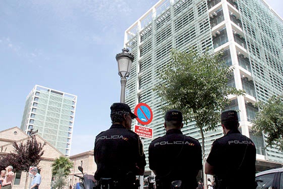 Agents de la policia vigilen els accessos a les dependències administratives del complex 9 d'octubre de València (seu de diverses conselleries) aquest divendres.