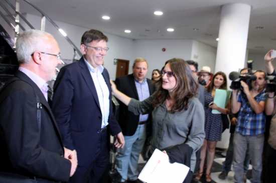 La candidata a la Generalitat Valenciana de Compromís Mónica Oltra arriba a la reunió per a la conformació d'un nou govern valencià on l'esperen el socialista Ximo Puig i el candidat de Podemos Antonio Montiel.