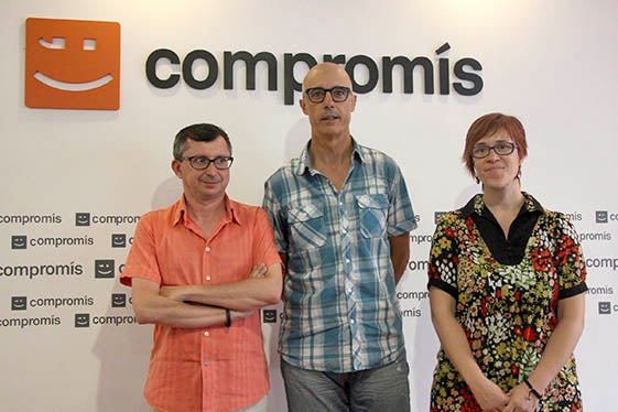 Miquel Real, Julià Álvaro i Àgueda Micó, membres de la comissió negociadora de Compromís, posen per als mitjans moments abans de la roda de premsa.