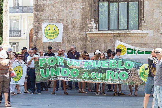 Un centenar de persones es van concentrar davant la Diputació per protestar contra el traçat de la carretera.