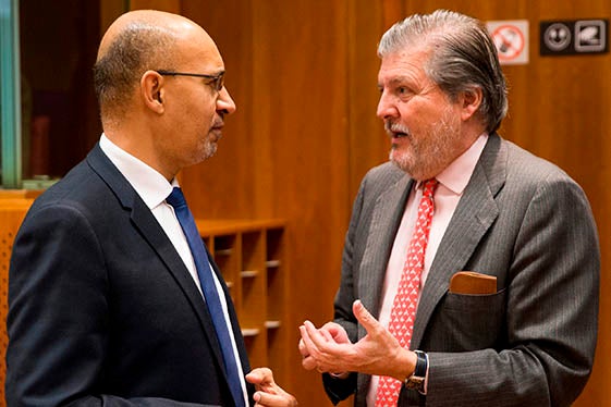 Íñigo Méndez de Vigo (dreta) amb el seu homòleg francès, Harlem Desir.