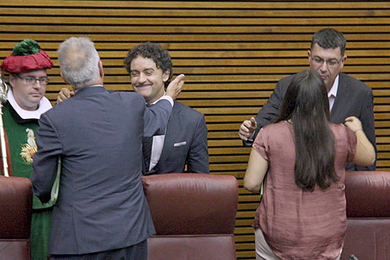 El diputat socialista Francesc Colomer, nou president de les Corts Valencianes (esquerra) i el diputat de Compromís Enric Morera (dreta), nou vicepresident són felicitats pels membres de la Mesa.