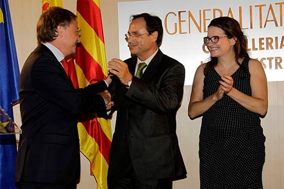 El conseller d'Hisenda i Model Econòmic, el socialista Vicent Soler (al centre de la imatge) aquest dimarts durant l'acte de traspàs de carteres a la seu de la conselleria. A la seua esquerra el conseller eixint, Juan Carlos Moragues. A la dreta, la vicep