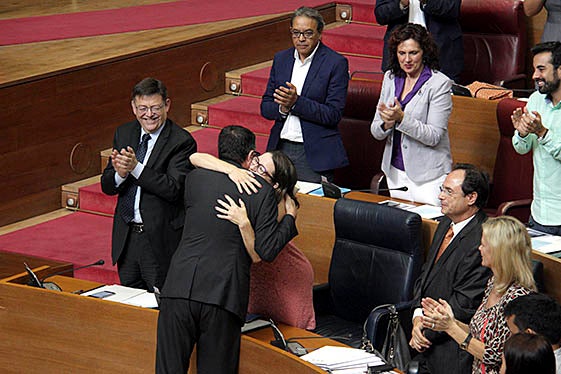 El nou president de les Corts Valencianes, Enric Morera, és felicitat per la vicepresidenta Mónica Oltra després de ser escollit en votació aquest divendres.