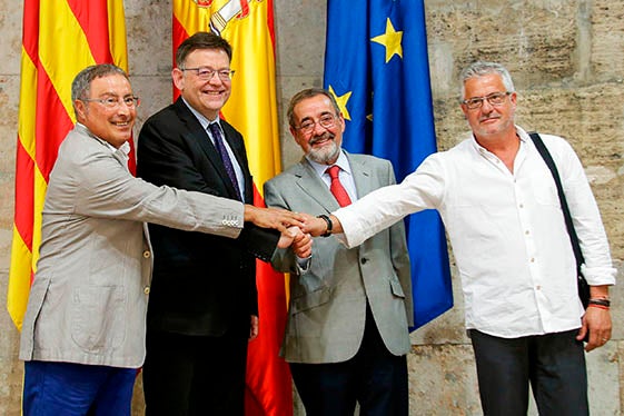 Ximo Puig, aquest dilluns amb el president de Cierval, José Vicente González (dreta) i els secretaris general de CC.OO, Paco Molina (esquerra) i el d'UGT, Gonzalo Pino (a la dreta de la imatge).