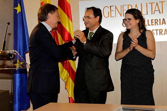 El conseller d'Hisenda i Model Econòmic, el socialista Vicent Soler (al centre de la imatge). A la seua esquerra el conseller eixint, Juan Carlos Moragues. A la dreta, la vicepresidenta Mònica Oltra.