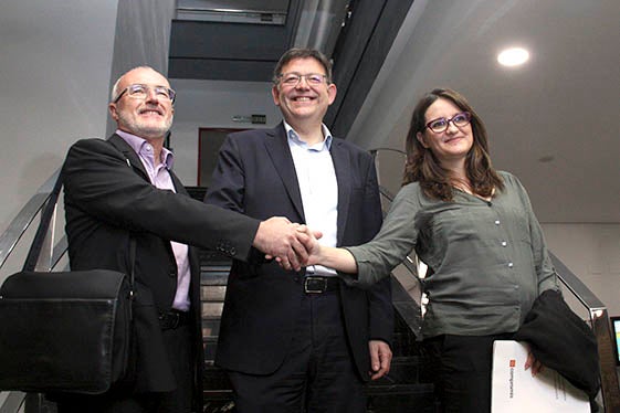 El candidat a la Generalitat per Podemos, Antonio Montiel (esquerra), el candidat del PSPV Ximo Puig i la candidata de Compromís Mónica Oltra posen per als mitjans.