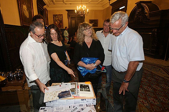 Els veïns aportaren als fons municipals una caixa amb catàlegs de Portes Obertes i diverses publicacions de tipus cultural i reivindicatiu.