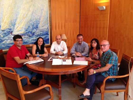 Un moment de la visita del president d'Escola a l'Ajuntament d'Alacant.