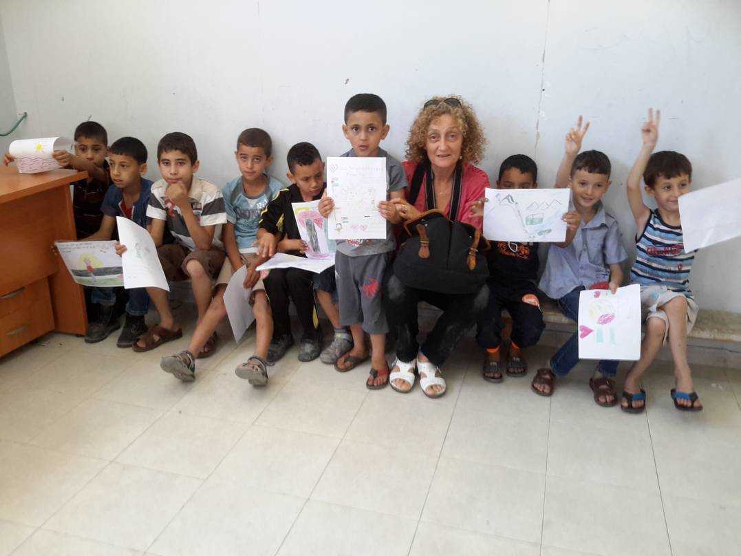 Esther Roig, amb un grup de xiquets.