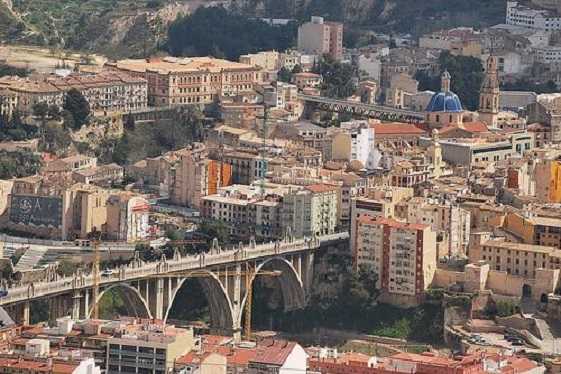 Panoràmica d'Alcoi amb el pont de Sant Jordi.