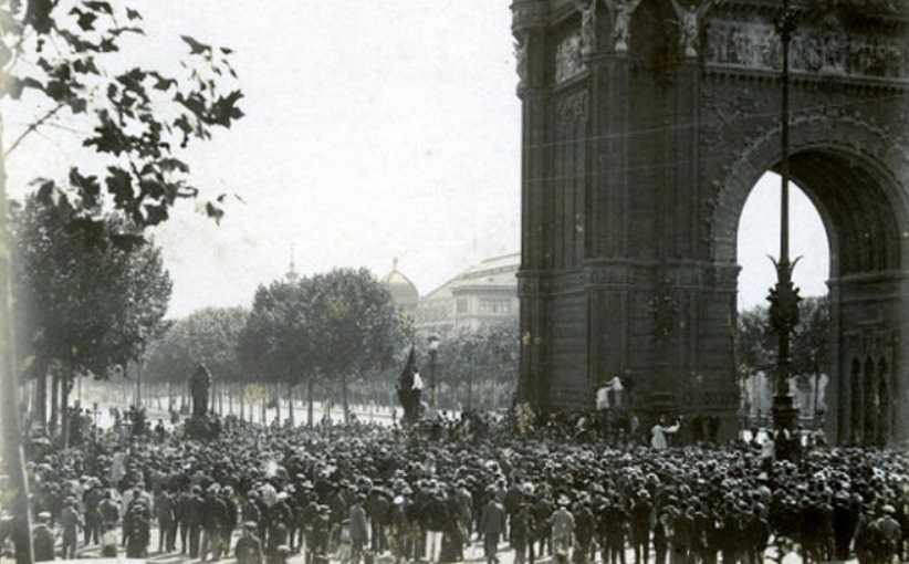 Celebració de la Diada a l'Arc del Triomf de Barcelona a principis del segle XX.