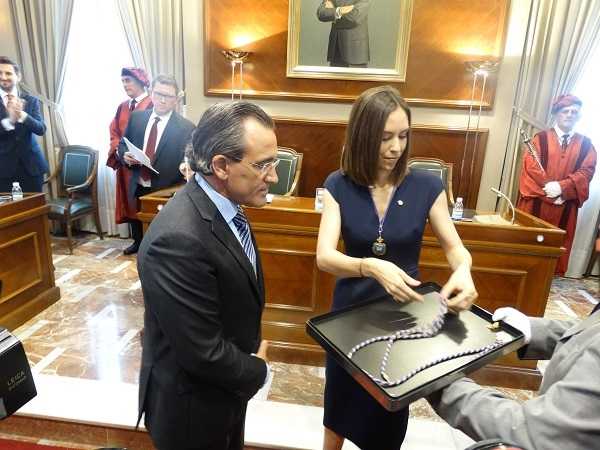 Diana Morant dóna a Arturo Torró la seua acreditació de regidor municipal.