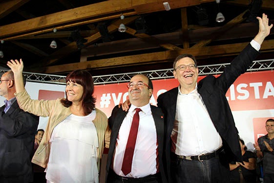 La presidenta federal del PSOE Micaela Navarro, el candidat del PSC, Miquel Iceta, i Ximo Puig, a Mollet del Vallès.
