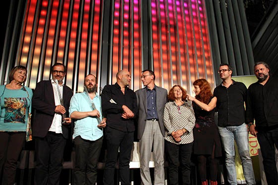Fotografia de família de la 43 edició dels Premis Octubre amb els guardonats i els membres del jurat.