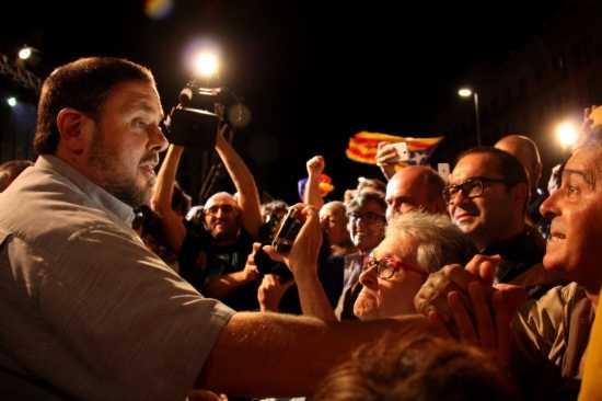 El candidat número 5 de Junts pel Sí, Oriol Junqueras, saludant simpatitzants que s'han aplegat davant del Born Centre Cultural el 27 de setembre per seguir la nit electoral.