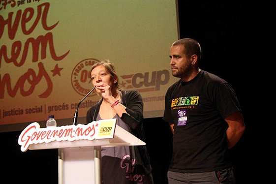 Ester Rocabayera i Xevi Generó, del secretariat nacional de la CUP, valorant els resultats de l'enquesta de TV3 des del Casino l'Aliança del Poblenou.