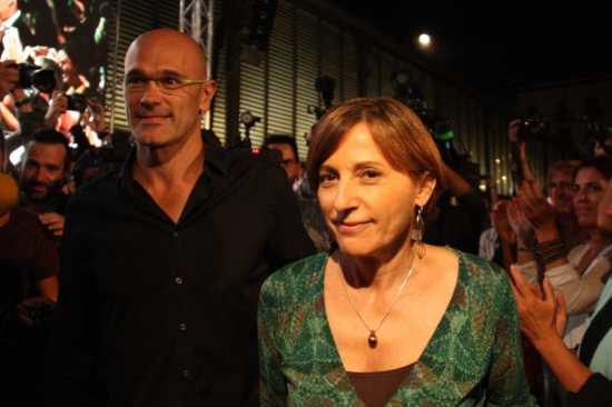 El cap de llista de Junts pel Sí, Raül Romeva, amb la número dos, Carme Forcadell, saludant els simpatitzants reunits davant del Born Centre Cultural.