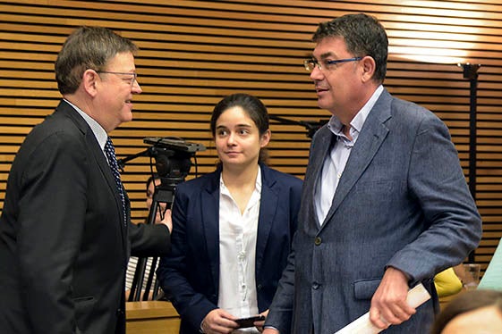 Ximo Puig, saluda el president de les Corts, Enric Morera, moments abans de la constitució de la comissió d'investigació de l'accident del metro de València.