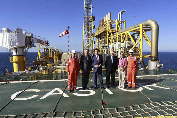 El ministre d'Indústria i Energia, José Manuel Soria, el ministre d'Exteriors, José Manuel Margallo, i el president valencià Alberto Fabra, durant la seva visita al magatzem Castor l'octubre de 2013.