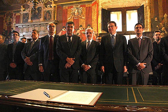 Ximo Puig (segon per la dreta) i Enric Morera (quart per l'esquerra) al costat d'empresaris, rectors i representants de sindicats moments abans de l'acte de signatura del Manifest.