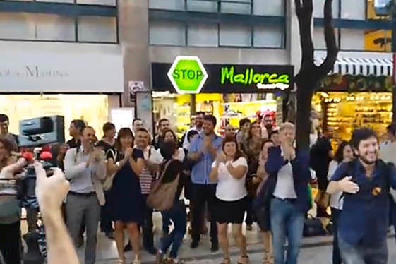 Celebració de la derogació de la Llei de Símbols davant el Parlament balear.