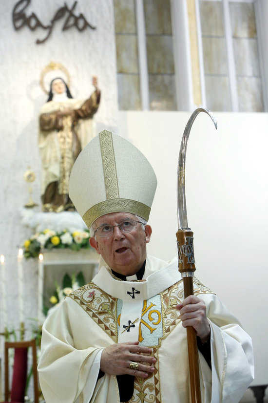 L'arquebisbe de València, Antonio Cañizares, durant la celebració de la missa per Santa Teresa aquest dijous a València.