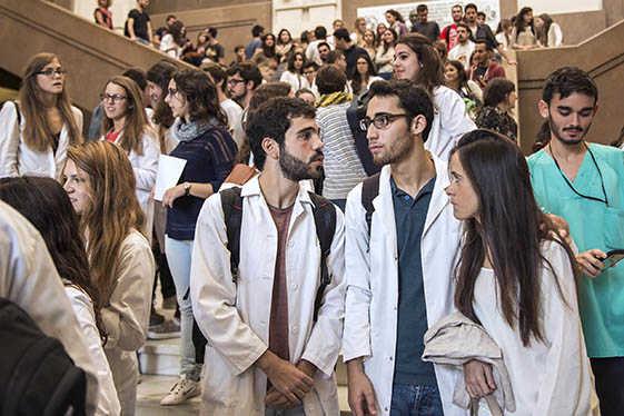 Foto d’arxiu dels estudiants de Medicina i Odontologia que es concentraren a la Facultat pel bombardeig de l’hospital de Metges Sense Fronteres a Afganistan.