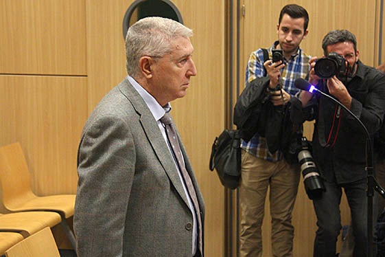 L'exsecretari general de RTVV Vicente Sanz en peu davant el jutge a l'inici del judic per abús sexual.