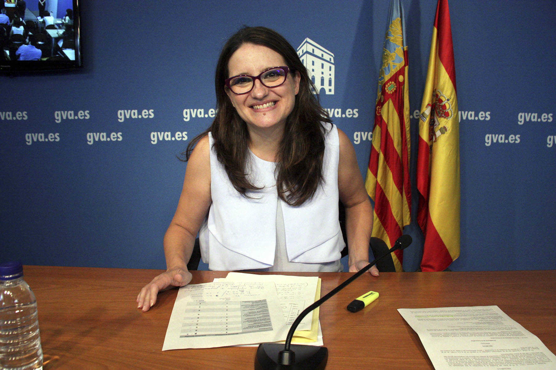 La vicepresidenta i consellera portaveu de la Generalitat, Mónica Oltra, somriu a la càmera moments abans d'una roda de premsa.