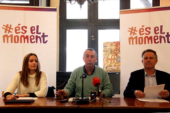 Joan Baldoví (al centre) en roda de premsa acompanyat de la número dos, Àngela Ballester, i el tres, Enric Bataller, durant la presentació del programa.