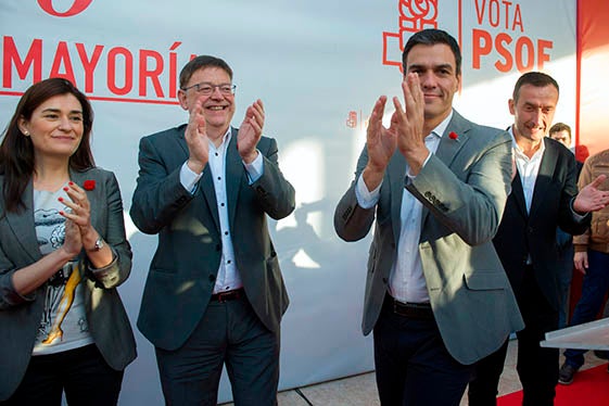 Pedro Sánchez durant l'acte electoral a Alacant amb Ximo Puig.