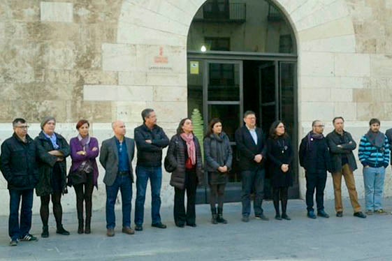 Palau de la Generalitat. Cinc minuts de silenci per a condemnar l'últim cas de violència de gènere ocorregut a Villena.  ‪