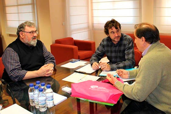 Trenzano amb representants de la Unió Gremial-Federació de Gremis i associacions del Comerç Valencià.