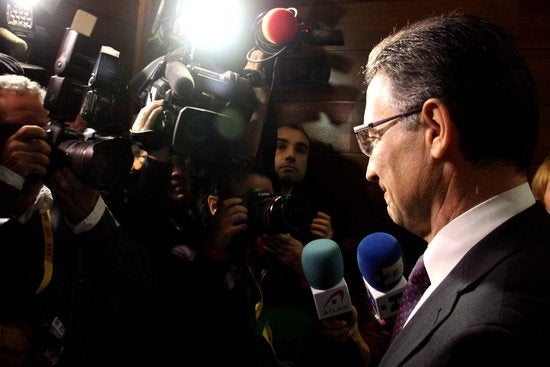 L'exdelegat del govern espanyol, Serafín Castellano, arriba a les Corts Valencianes per comparèixer a la comissió d'investigació sobre l'accident del metro. Imatge lateral de Castellano envoltat de mitjans.