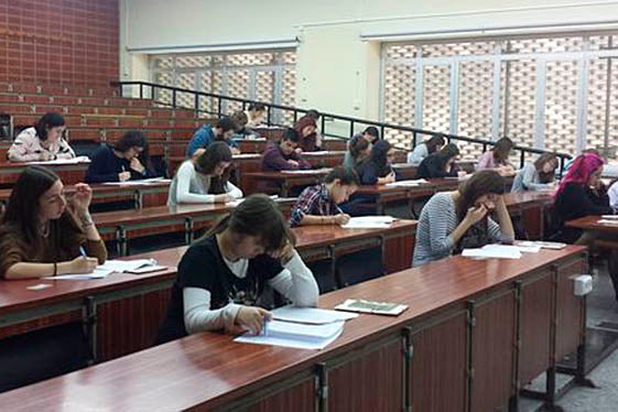 Alumnes en una classe de la Facultat de Filologia, Traducció i Comunicació de la UV.