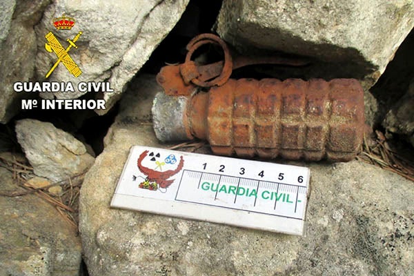 Pla detall de la granada de mà trobada a Vistabella per la Guàrdia Civil.