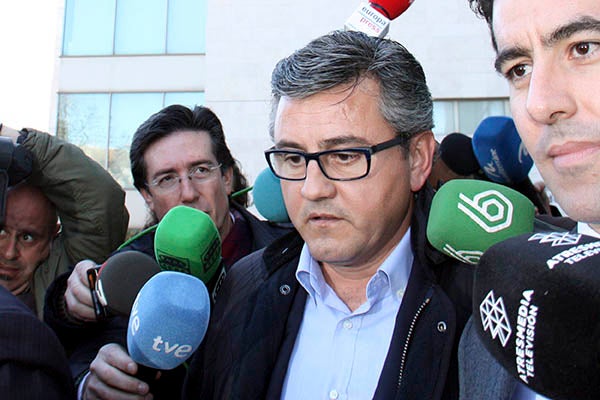 El regidor del PP a l'Ajuntament de València, Cristóbal Grau. Grau, envoltat de micros, refusa fer declaracions.