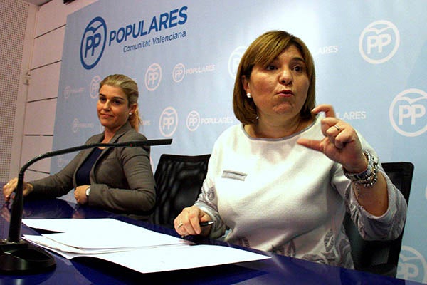 La presidenta del PPCV Isabel Bonig. En segon terme la secretària general Eva Ortiz.