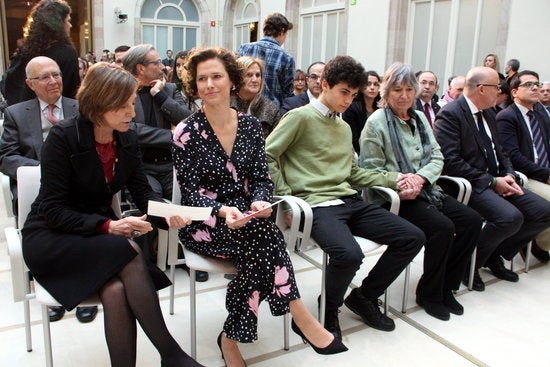 La presidenta del Parlament, Carme Forcadell, al costat dels familiars de Muriel Casals: la filla, Laia Gasch; el nét, en Max; i la germana, Isabel Casals, minuts abans de l'inici de l'acte institucional en el seu record. Imatge del 18 de febrer de 2016.