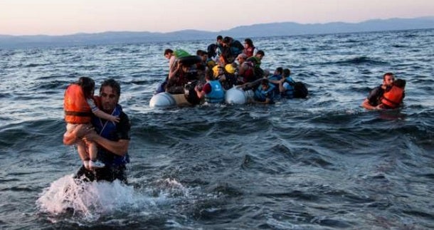 Un grup de refugiats sirians arriba a la illa grega de Lesbos.