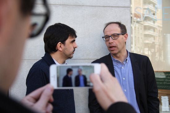 Una persona fotografiant Joanjo Garcia autor d''El temps és mentida' i Francesc Torralba, autor de l'assaig 'L'imperi de la incomunicació', apostes 2016 de l'editorial Bromera,