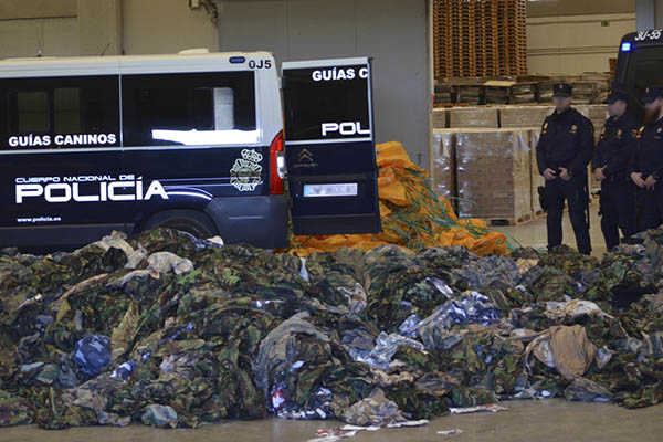 Aspecte de la pila de 20.000 uniformes militares comissats.