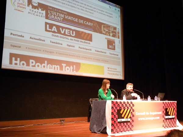 La periodista helena Cívico i l'editor i coordinador de La Veu, Moisès Vizcaino, durant l'assemblea anual celebrada a la Casa de la Cultura d'Alzira.
