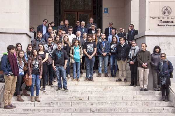 Foto: Un moment de la concentració a les portes de l’edifici de Rectorat de la Universitat de València.
